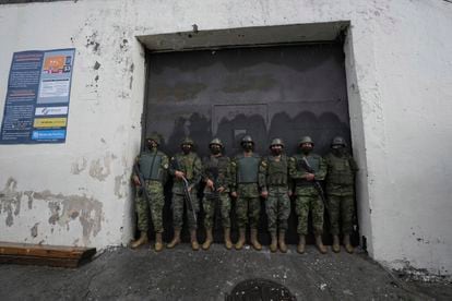 Soldados hacen guardia en la puerta de la cárcel El Inca.