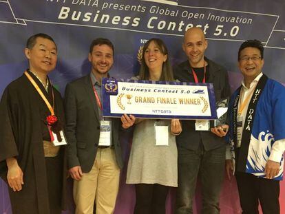 El equipo de Social Coin recoge el premio de NTTData en Tokio. Iv&aacute;n Caballero, CEO de la compa&ntilde;&iacute;a, es el segundo por la izquierda.
