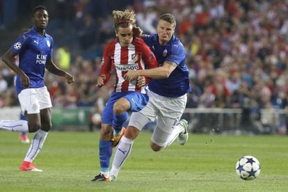 El delantero francés del Atlético de Madrid Antoine Griezmann (i) y el defensa alemán del Leicester, Robert Huth.