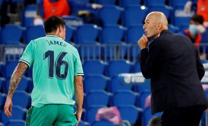 El entonces entrenador del Real Madrid, Zinedine Zidane, y James Rodríguez, durante un partido de Liga disputado en junio de 2020, en San Sebastián.