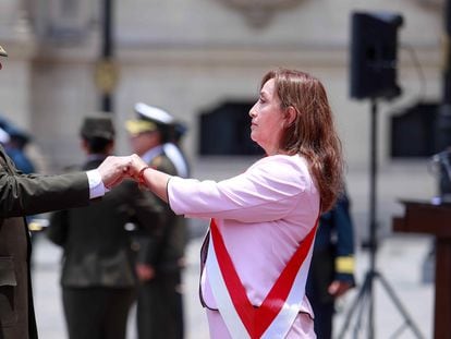 Dina Boluarte, presidenta de Perú, en un acto castrense.