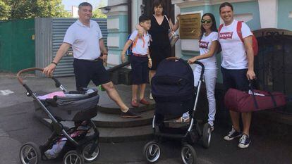 Fotografía facilitada a la agencia EFE por una de las familias que permanecen en Kiev. En la imagen, ante la embajada española