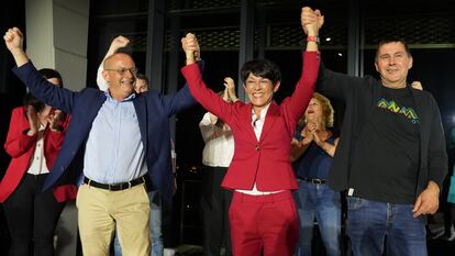 (I-D) El candidato de EH Bildu a la alcaldía de Donostia, Juan Karlos Izagirre; la candidata de EH Bildu a la Alcaldía de Vitoria-Gasteiz, Rocío Vitero, y el coordinador general de EH Bildu, Arnaldo Otegi, saludan durante el seguimiento de la jornada electoral en Tabakalera, a 28 de mayo de 2023, en San Sebastián, Gipuzkoa, País Vasco (España). Hoy, 28M, se celebran elecciones municipales en un total de 8.131 ayuntamientos españoles. Un total de 1.708.980 ciudadanos vascos han sido llamados a las urnas, 8.400 personas menos que hace cuatro años. Además, un total 6.534 extranjeros, procedentes de la Unión Europea, podrán ejercer su derecho a voto en los comicios municipales, tras el convenio de reciprocidad que España ha firmado con ellos.
28 MAYO 2023;SAN SEBASTIAN;GUIPUZCUA;PAIS VASCO;ELECCIONES
Unanue / Europa Press
28/05/2023