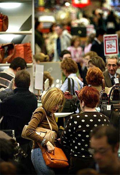 A pesar de la lluvia, numerosas personas acudieron ayer a los centros comerciales de Barcelona.