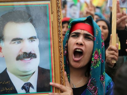 Una mujer kurda en una manifestación el 14 de marzo para pedir la excarcelación de Abdulá Ocalan, líder del PKK.