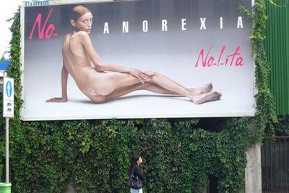 Valla publicitaria con el cuerpo huesudo de Isabelle Caro en una toma de Toscani.