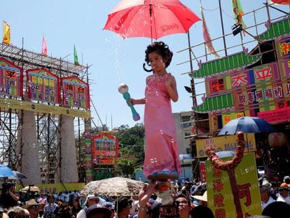 Una participante del festival Bun en la isla de Cheung Chau, Hong Kong.