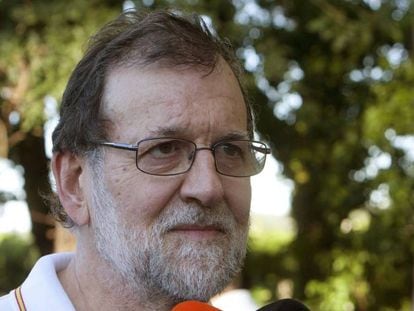 Mariano Rajoy, atiende a los medios de comunicaci&oacute;n durante su paseo por las orillas del r&iacute;o Umia (Pontevedra).