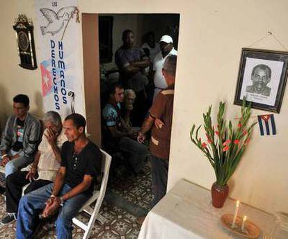 Opositores cubanos reunidos en La Habana en febrero de 2010 tras la muerte del disidente Orlando Zapata.