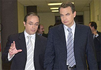 Alfredo Urdaci, director de Informativos de TVE, acompaña al líder del PSOE, José Luis Rodríguez Zapatero.