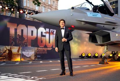 Tom Cruise viajaba a Londres un día después de su paso por Cannes, donde además de estrenar la película el actor recibió la Palma de Oro de Honor del festival de cine. Si en el estreno en la ciudad de la Costa Azul participó la patrulla acrobática de la Fuerza aérea francesa, en el londinense posó junto a la reproducción de uno de los aviones que pilota en el filme.