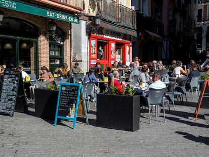 Varias personas sentadas en una terraza en Madrid, el pasado lunes.