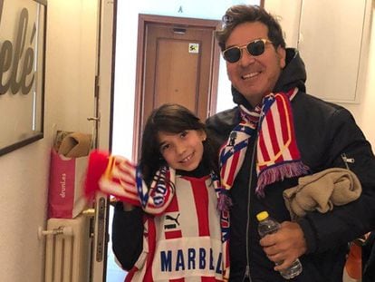 Carlos Yuste, justo a su hija, Isabel, ataviados con bufanda y camisetas del Atlético de Madrid.