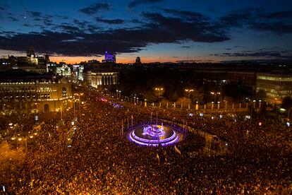 Más de 350.000 personas se sumarón a la manifestación celebrada en Madrid, según los datos ofrecidos por la Delegación del Gobierno. En la imagen, una abarrotada plaza de Cibeles.