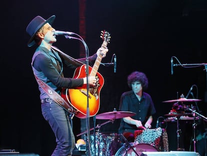 Mikel Erentxun, a la guitarra, y Carlos Aranzegui, a la batería, durante su concierto en el Nuevo Teatro Alcalá.