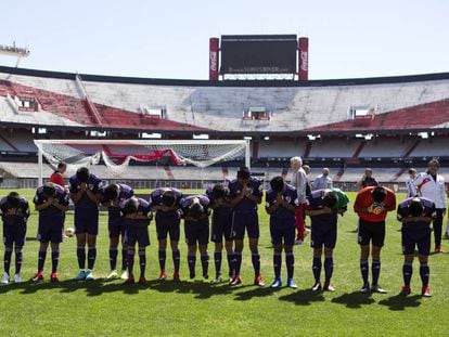 Los niños de la cueva de Tailandia saludan a sus familiares tras jugar en el Monumental de Buenos Aires contras la inferiores de River Plate.