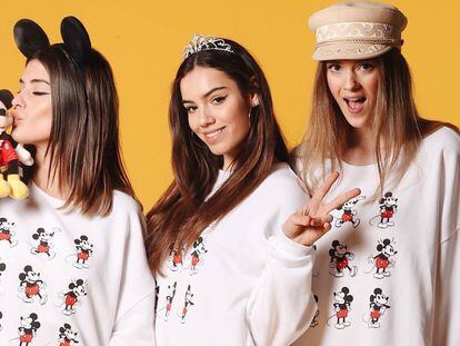 La 'influencer' Aida Domenech junto a dos modelos con la nueva sudadera de la colección que la 'bloguera' elabora con Disney.