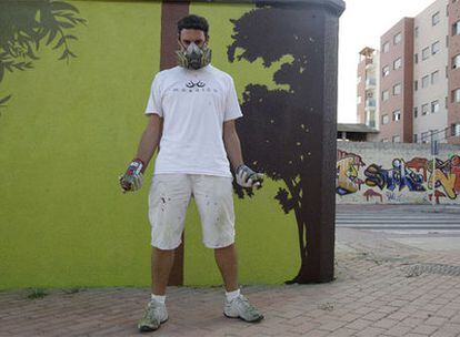 Daniel Fernández, delante de uno de los transformadores de electricidad que ha dibujado por encargo del Ayuntamiento de Almería.