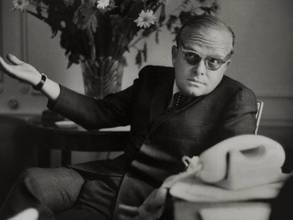 Truman Capote en su habitación del Hotel Ritz, en París, en 1966.