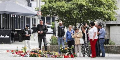Un grupo de personas ride homenaje este martes a Daniel H., fallecido en una reyerta, en la ciudad de Chemnitz.
