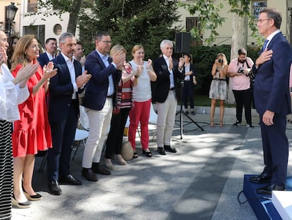 El presidente del PP, Alberto Núñez Feijóo, en el balance de partido que realizó el jueves en la plaza de entrada al Senado.