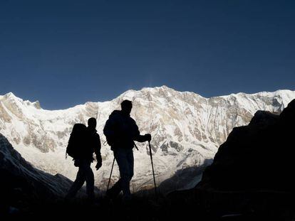 Dos senderistas recorren el Santuario del Annapurna, en la cordillera del Himalaya (Nepal). 