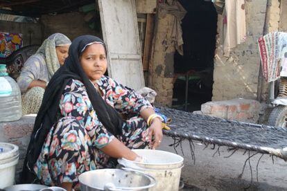Lali Chawan, de 35 años, lava la ropa de sus hijas.