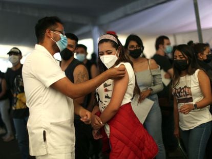 Personal sanitario aplica la vacuna contra la covid-19 a jóvenes de 18 a 29 años, en Ciudad de México.