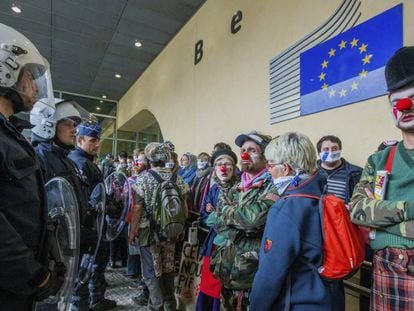 Policías belgas y manifestantes contra el CETA en la sede de la Comisión Europea en Bruselas, este jueves.