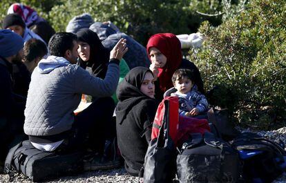 Refugiadas sirias esperan en la playa en la ciudad turca de Dikili la oportunidad de embarcar hacia Grecia. 