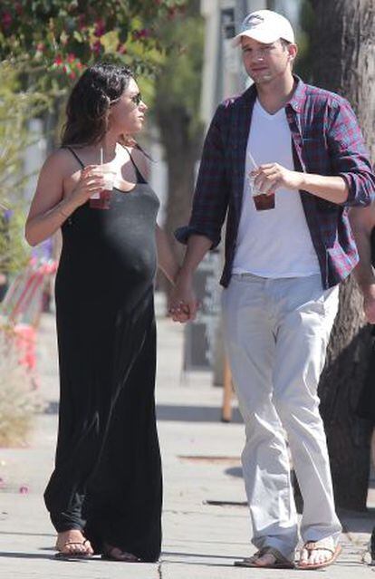 Mila Kunis y Ashton Kutcher, de paseo por Los Ángeles poco antes de ser padres.