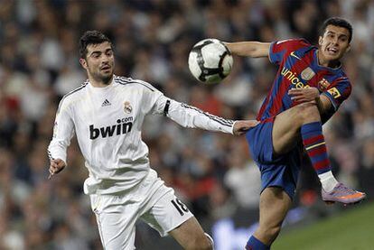 Albiol disputa el balón con Pedro en el Madrid-Barça de la temporada pasada.