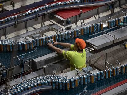 En la imagen, una zona de la planta para envasado de la bebida energética Monster en lata, en la fábrica de Coca-Cola en Martorelles, Barcelona.