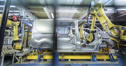 Un robot en una fábrica de coches.
