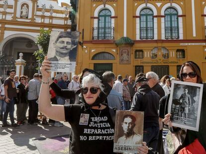 Varios de los manifestantes contra la presencia de Queipo de Llano en la basílica de la Macarena, en Sevilla. En vídeo, sus declaraciones.