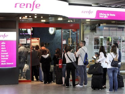 Venta de billetes de Renfe en la estación de Atocha de Madrid.