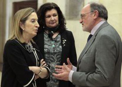 La ministra de Fomento, Ana Pastor, conversa con el mediador en el conflicto de Iberia, Gregorio Tudela, tras firma del acuerdo que puso fin a la huelga.