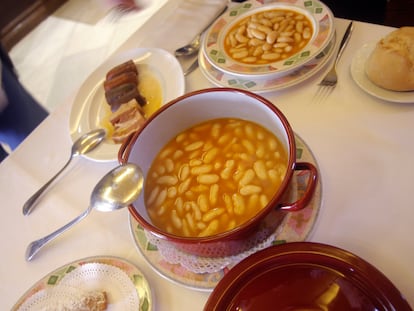 Vista del plato de fabada del restaurante La Consistorial, ganador del premio La Mejor Fabada del Mundo 2021 en Mieres, Asturias.