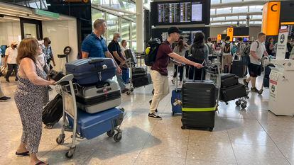 Viajeros en el aeropuerto de Heathrow, el pasado 13 de julio.