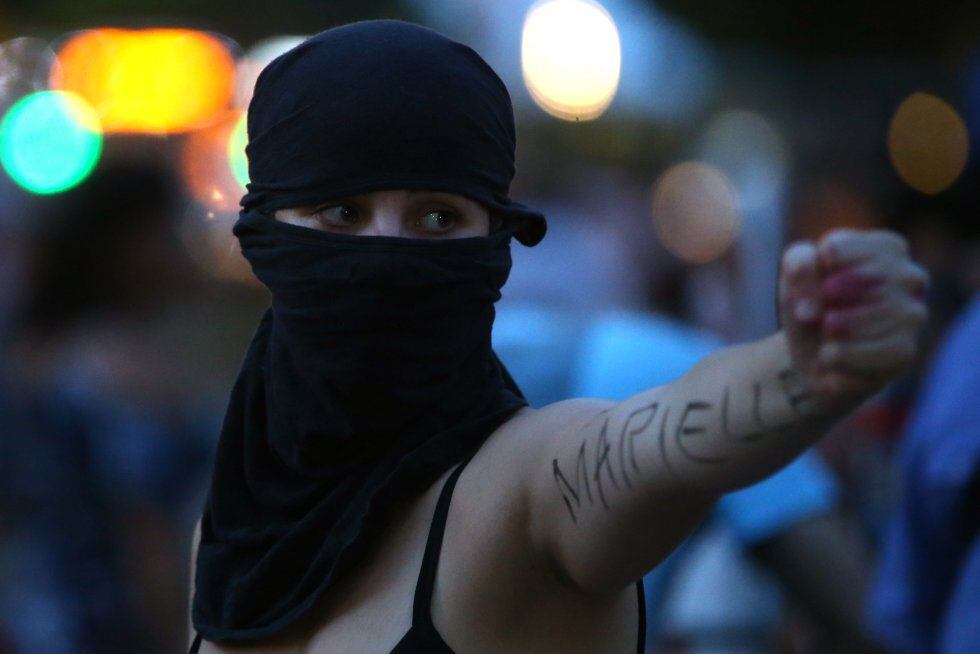Una manifestante muestra su brazo en el que se lee la palabra Marielle en referencia al asesinato de la concejala carioca.