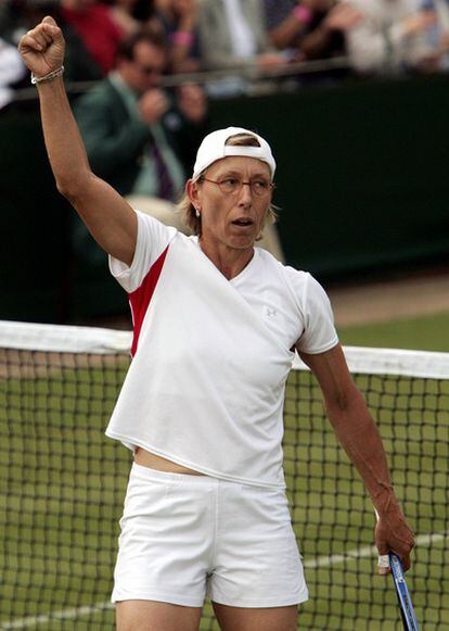 La tenista Martina Navratilova, celebrando su victoria sobre Catalina Castano, el 21 de junio del año 2004, en el Torneo de Wimbledon.