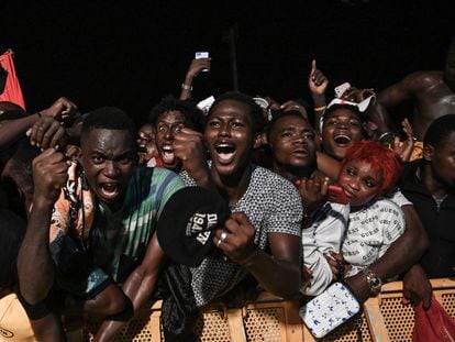 l público reacciona mientras el rapero maliense Iba one actúa en el escenario del Festival de Música Urbana de Anoumabo (Femua) en Abiyán, el 14 de mayo de 2022.