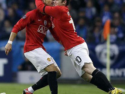 Rooney felicita a Cristiano Ronaldo tras su gol.