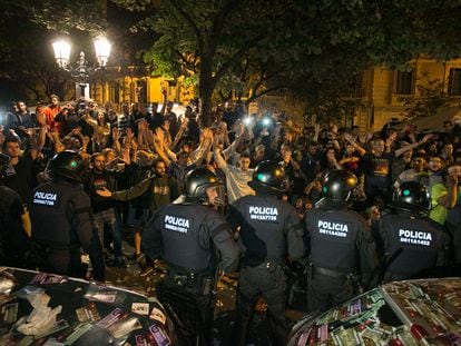 Intervención de la unidad de orden público de los Mossos d'Esquadra para que los agentes de la Guardia Civil pudieran salir de la sede de la consejería de Economía, en septiembre de 2017.