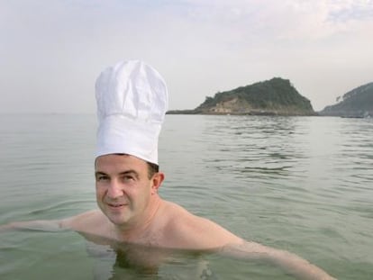 El cocinero Martín Berasategui se baña en la playa donostiarra de Ondarreta.