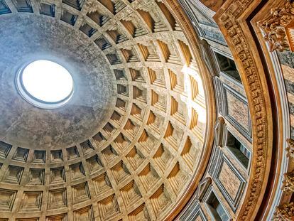 Vista de la inmensa cúpula del Panteón de Roma, con el hipnótico óculo por el que entran tanto la luz como la lluvia.