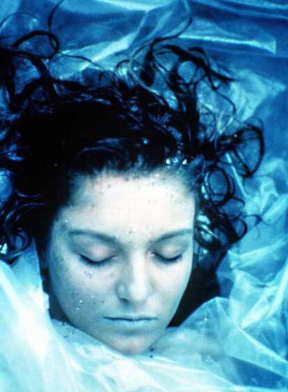 La actriz Sheryl Lee, encarnando a Laura Palmer, en una imagen de<i> Twin Peaks</i> (1990).