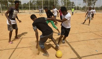 Migrantes africanos juegan al fútbol en Trípoli (Libia) el 22 de julio de 2018.
