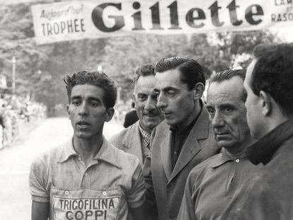Bahamontes (i), en el Tour de 1959, junto a Coppi.