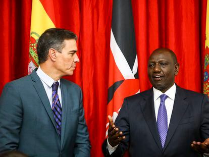 Pedro Sánchez, con el presidente de Kenia, William Ruto, este miércoles en Nairobi.